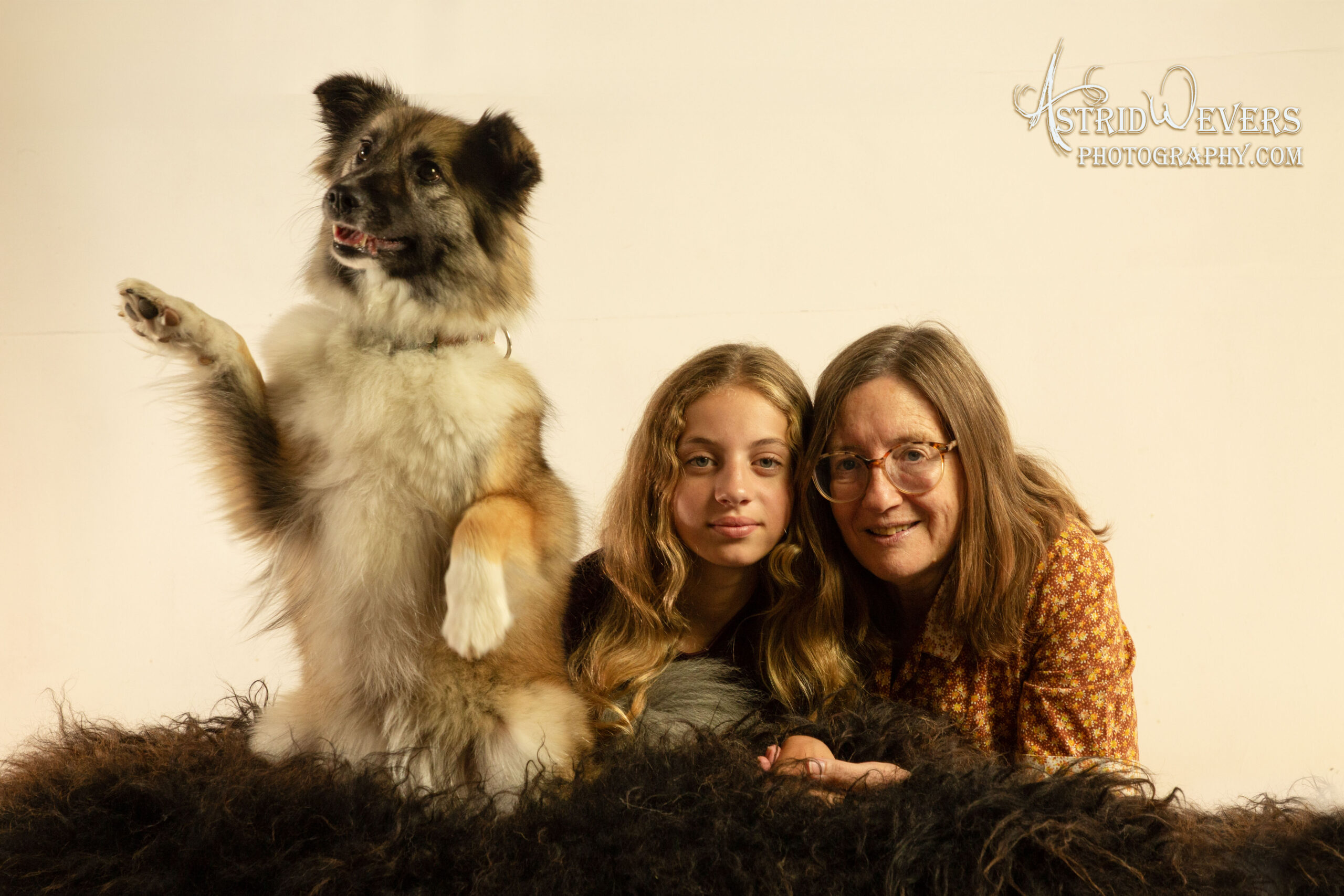 Emily met Amber en Skye pootje op